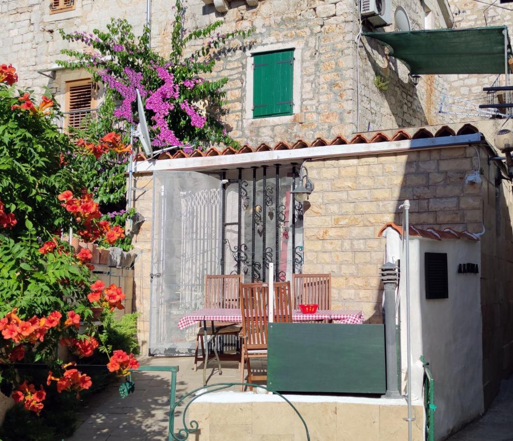 Apartment Alena With Terrace And Garden Center Jelsa Jelsa  Exterior foto
